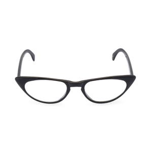 Puede incluir: Gafas de sol negras de estilo ojo de gato con un fino marco negro.