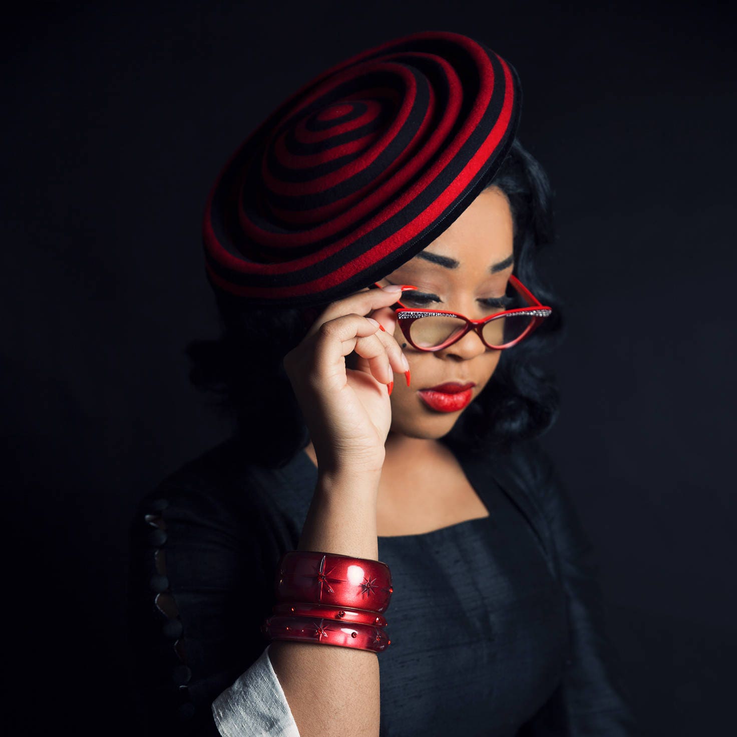 Quay x マリリンモンロー キャットアイ サングラス 50s ハリウッド Sassy Retro Cat Eye 50s Style Glasses With Diamante Studded