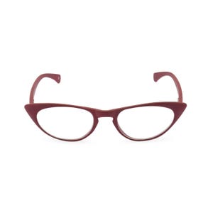 Puede incluir: Unas gafas de ojo de gato de color burdeos. Las monturas son de color liso y mate, con una forma retro clásica. Las lentes son transparentes y las patillas se curvan para adaptarse a las orejas.