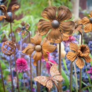 Rusty Daffodil Plant Stake image 3