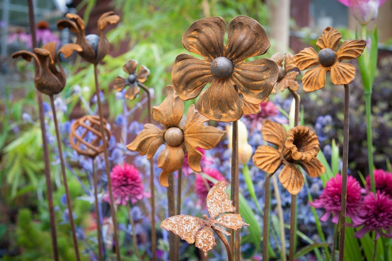 Rusty Daffodil Plant Stake image 3