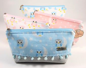 Trapezium Toiletry Bag for Cosmetic or Makeup made of Fabric - Zippered Pouch for Travel Organizing with Owl Print