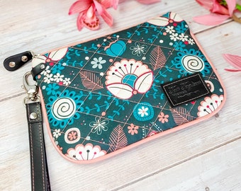 Clutch handbag with 6 card slots, and 1 slip pocket for documents. Wristlet purse made of Cotton with Flowers print and piping for structure