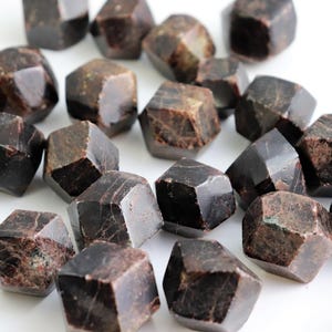 1 x natural garnet crystal tumblestone raw gemstone