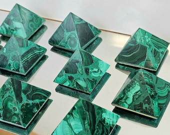Malachite crystal pyramid 5x5 cm