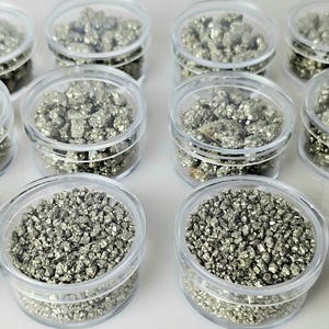 Cristales de pirita en vitrina