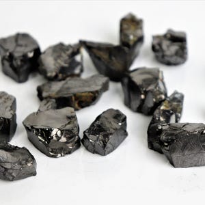 Elitarny szungit surowy naturalny kawałek 5 - 10g