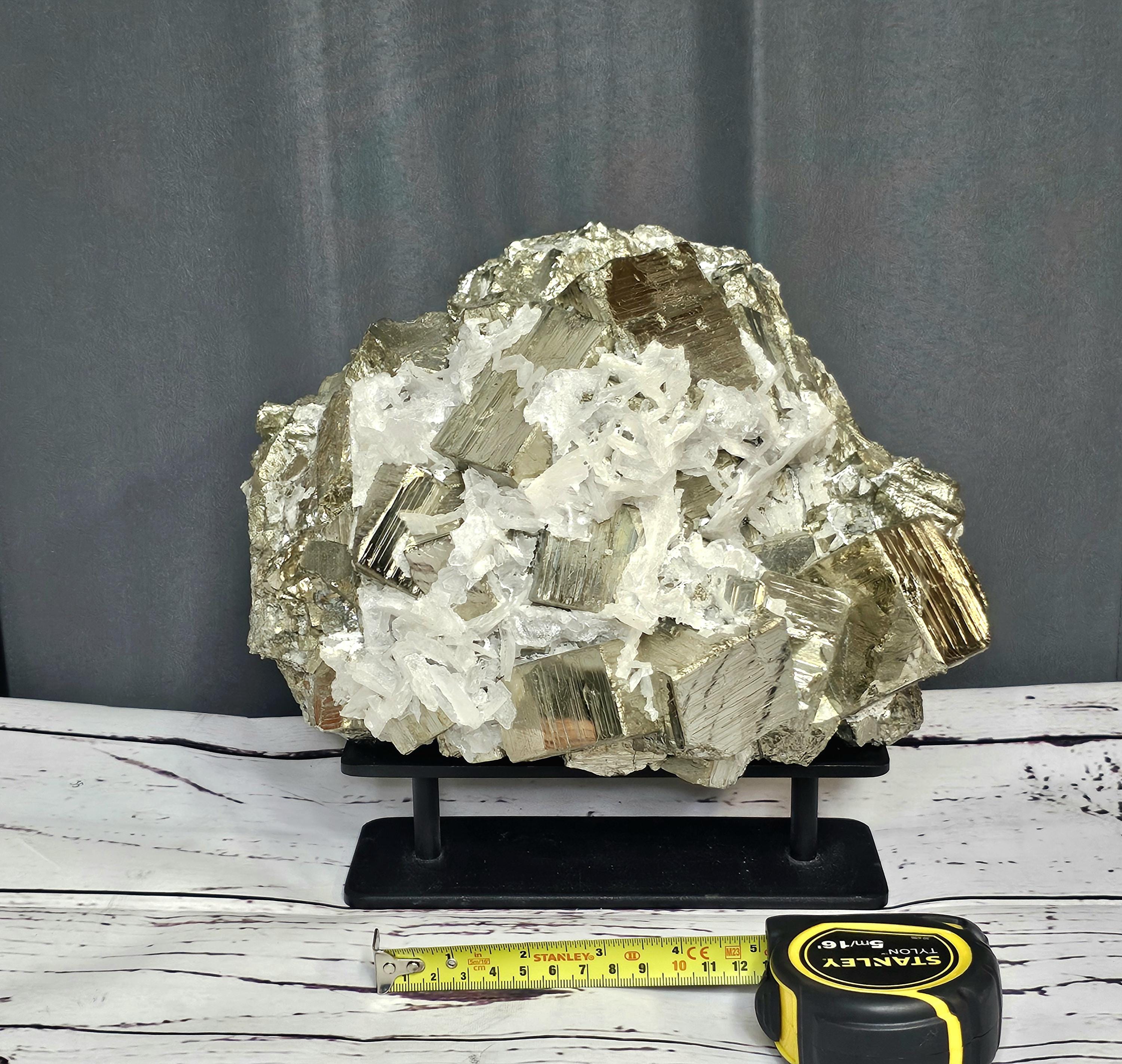 方解石結晶クラスター　1.7㎏ マンガン方解石を含む非常に大きな黄鉄鉱結晶立方体クラスター - Etsy 日本