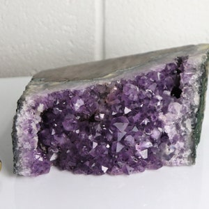 AM9) Large Amethyst Crystal Geode