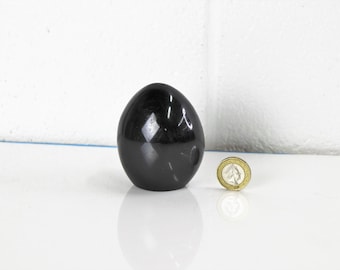 18) Cristal de turmalina negra pulida de forma libre