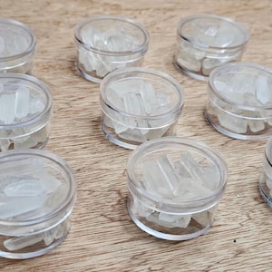 Extra kleine Bergkristall Punkte | natürlicher ungeschliffener Quarz aus Brasilien | rohe lemurianische Minenkristalle im Displaytopf