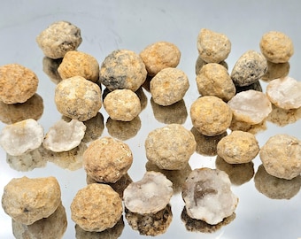 25x small unbroken quartz crystal geodes