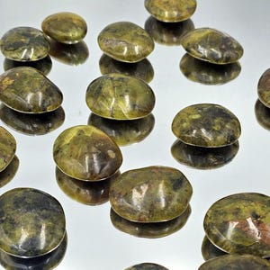 Grande uovo di cristallo opale verde