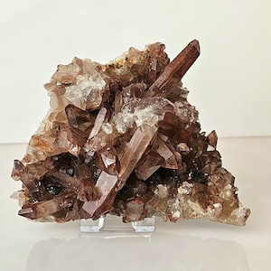 14) Cúmulo de cristales de cuarzo teñidos con hematita