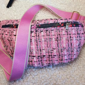 Sac banane en tweed rose et noir - Élégance et mode à l'état pur!, banane bandoulière, cadeau anniversaire femme, épouse, fête des mères