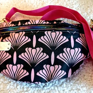 Sac Banane en Tissu Noir avec Motifs Feuilles de Ginkgo Roses - Élégance Subtile, Symbole de Longévité, cadeau pour épouse, maman, maîtresse