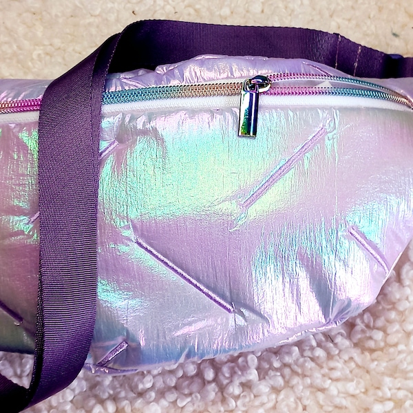 Sac banane matelassé holographique rose/mauve - Douceur, légèreté et style pour tous les jours! sac ventre, sac poitrine, sac à dos