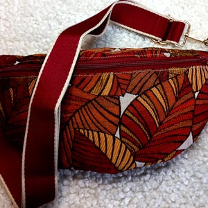 Sac banane tissu jacquard Bordeaux. Style Unique et Praticité Moderne. Accessoire Chic, sac bandoulière réglable, pour épouse, maman, mamie