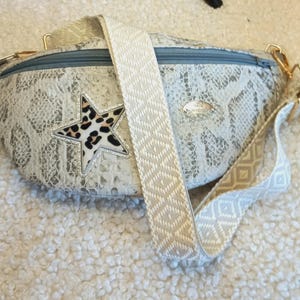 Sac Banane simili cuir crocodile gris, peau de dragon. Moderne, pratique, sac bandoulière, pour épouse, maman, mamie, fiancée, maîtresse