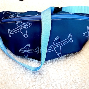 Sac Banane imperméable en Tissu Softshell avec Motifs avions- Confort Moderne, banane enfant, cadeau unisexe, sac rentrée, sac randonnée