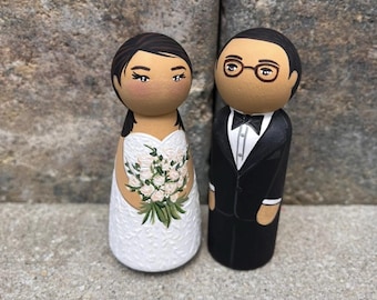 Adornos para tarta de boda personalizados, pintados a mano: Novia, novio y mascotas.