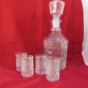 Alkoholzahl mit Tassen, Whisky Dekanter, Glasflasche Alkohol, Alte Gläser Garafe, Glasflasche mit Tassen Set, Glasflasche mit Tassen