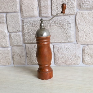 Pfeffermühle , Holzmühle , Vintage Mühle , Pfeffermühle , Vintage Mühle , Mahlwerk von Gewürzen , Handarbeit Holzmühle