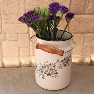 Vintage emaillierte weiße Kanne aus den 70er Jahren / Emaille Krug mit Holzgriff / Bulgarisches Vintage Metall / emaillierte Kanne mit Blumen / Garten dekor