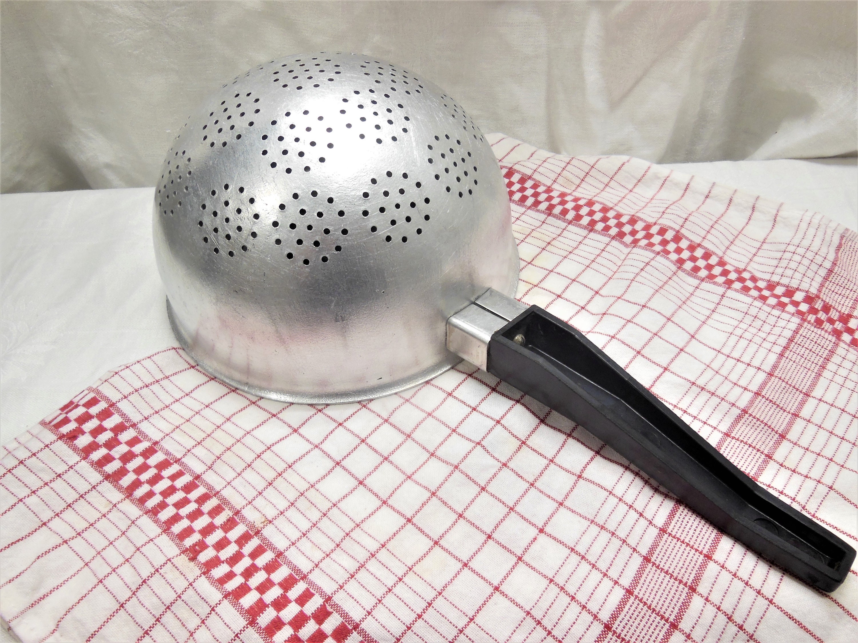 2.5 liter colander , Aluminum Sieve ,  Aluminum Strainer , Vintage Large Strainer ,  Food colander ,  Kitchen strainer