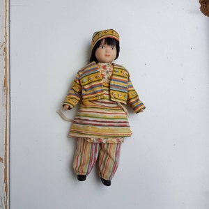 Porzellan Puppe , Vintage Porzellan Puppe , Mädchen in Trachtentuch