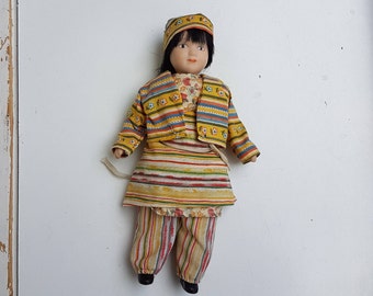 Poupée en porcelaine , poupée en porcelaine vintage , fille en tissu volk traditionnel