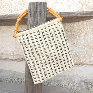 Sac vintage, sac au crochet à la mode des années 1970, sac avec poignées en bambou, sac en dentelle avec poignées en bois, sac en dentelle fait main vintage avec