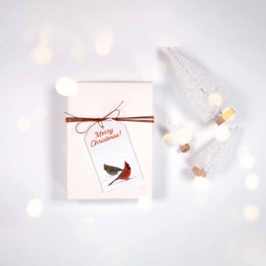 Etiquetas de regalo con diseño de cardenal macho y hembra: Feliz Navidad Etiquetas de regalo con diseño de cardenal macho y hembra: juegos de 16, 32 y 64 unidades. ¡Personalización opcional!