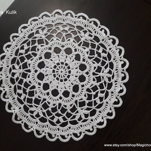 Gehäkeltes kleines Deckchen, weiß, gehäkeltes Tischset, runde Deckchen, Spitze, Heimdekoration, Tischdekoration, gehäkelte Serviette, gestrickt, Muttertagsgeschenk für sie, 9&quot;