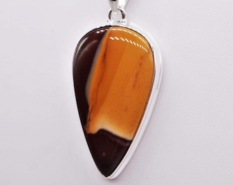 Colgante de plata de ley con mookaite, piedra de 40 x 24 mm.