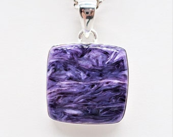 Colgante de charoíta en plata de ley, piedra de 21 x 22 mm.