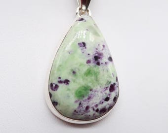 Colgante de kammererita de plata de ley, piedra de 32 x 22 mm.
