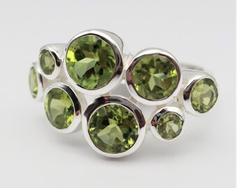 Anillo de plata de peridoto/esterlina, tamaño es 9, tamaño de piedra grande es 6 x 6 mm, tamaño de piedra pequeña es 2 x 2 mm