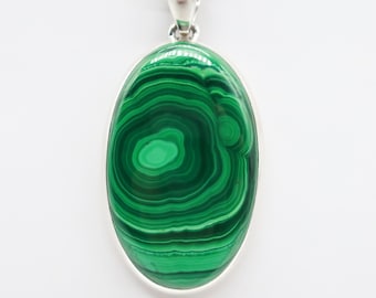 Colgante de malaquita en plata de ley, piedra de 27 x 43 mm.