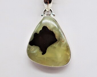 Colgante de plata de ley con prehnita Boulder, piedra de 28 x 24 mm.