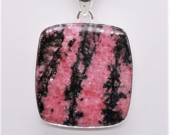 Colgante de rodonita en plata de ley, piedra de 34 x 36 mm.