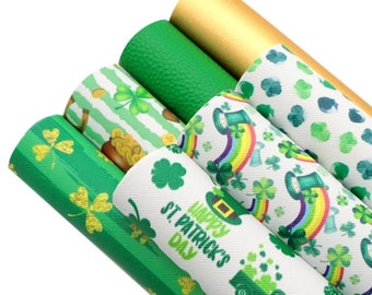 Puede incluir: Un conjunto de cinco láminas de piel sintética de color verde y dorado con patrones. Los patrones incluyen tréboles, monedas de oro, arcoíris, duendes y el texto "Happy St. Patrick's Day".