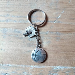 Basketball-Schlüsselanhänger, Basketball-Spieler-Schlüsselanhänger, Sport-Basketball-Schlüsselanhänger mit Ball, silberner Schlüsselanhänger für Basketball-Spieler-Zubehör
