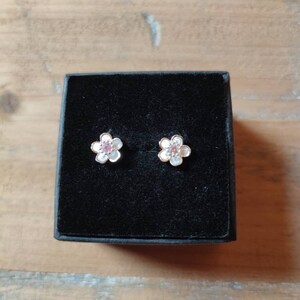 シルバーフラワーイヤリング、桜の花のジュエリー、ピンクの花のイヤリング、桜の小さな耳のジュエリー、デイジーのイヤリング、ギフト