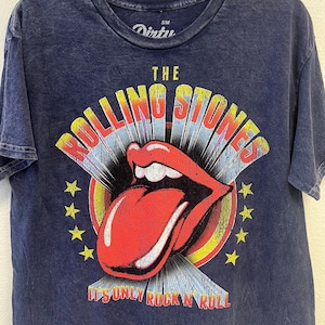 Camiseta de mujer con dobladillo cortado &#39;Vintage R&R&#39; de THE ROLLING STONES. Lavado mineral azul Patriot con licencia oficial.