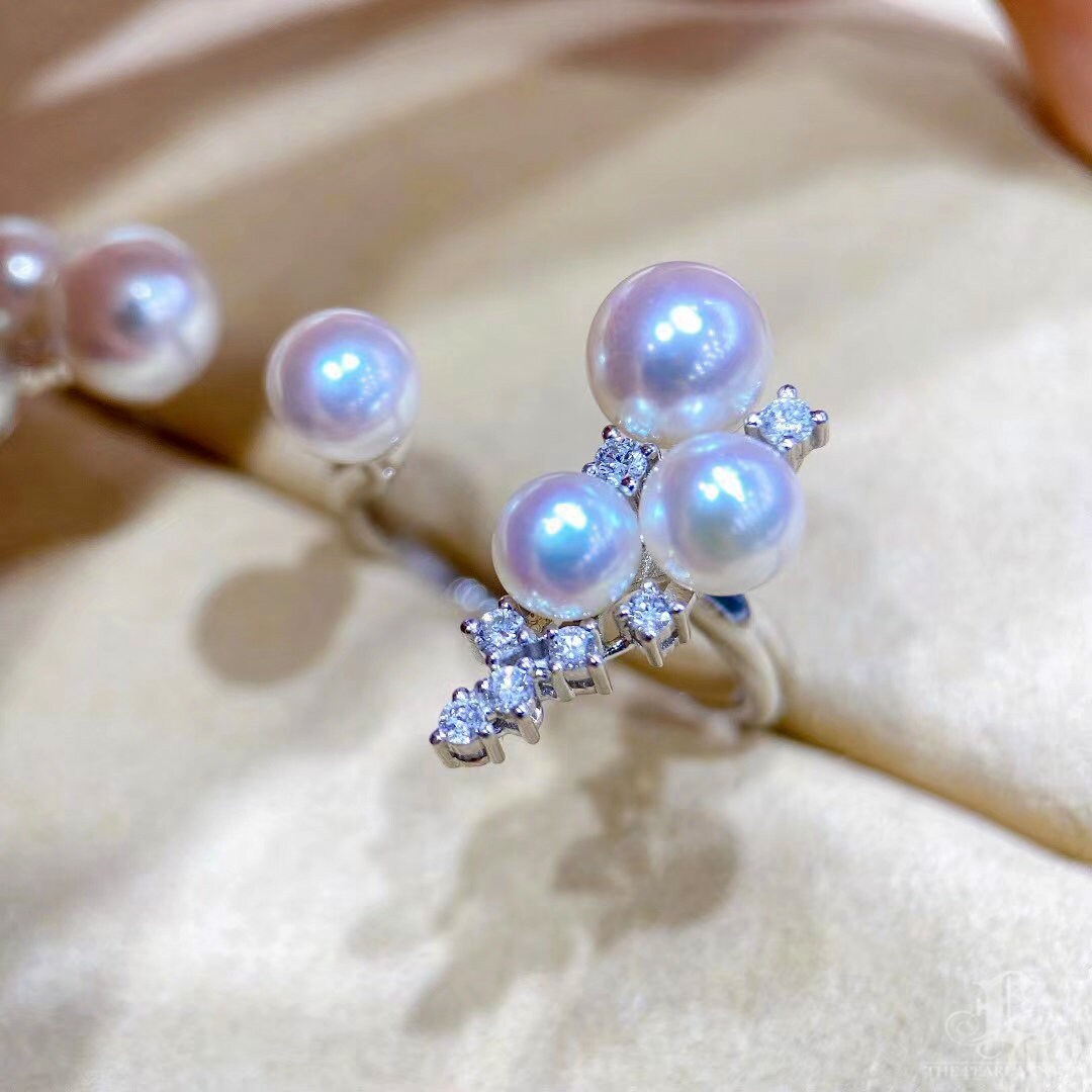 彫刻的な幾何学模様 — 星座パールオープンリング | 18Kホワイト