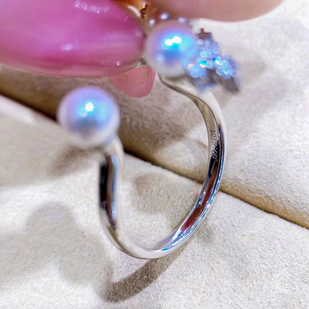 幾何学模様 パール オープンリング 彫刻的な幾何学模様 — 星座パール