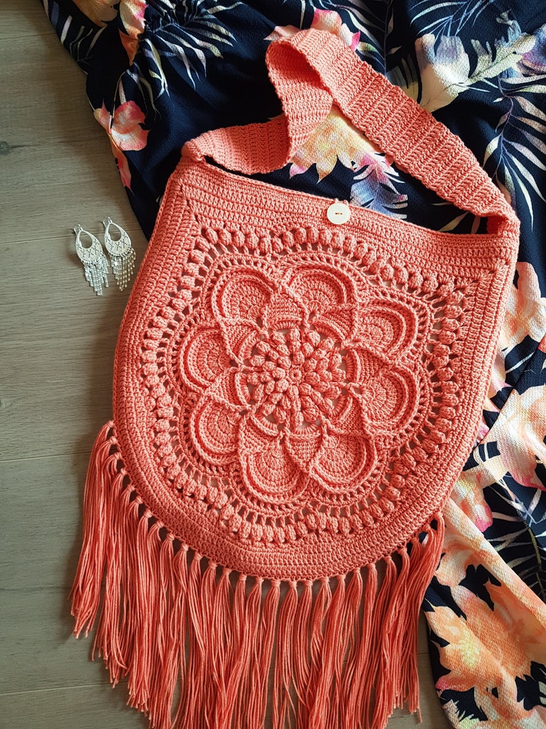 CROCHET BAG PATTERN ~ Crochet Boho Bag with Fringe, Crochet Crossbody Bag, Textured Messenger Crochet Bag Pattern, Messenger Bag afbeelding 1