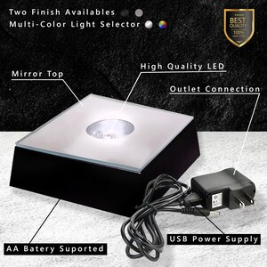 K&ouml;nnte beinhalten: Schwarze quadratische LED-Anzeigebasis mit Spiegeloberfl&auml;che, Mehrfarben-Lichtw&auml;hler und USB-Stromversorgung. Die Basis unterst&uuml;tzt AA-Batterien und verf&uuml;gt &uuml;ber eine hochwertige LED. Der Text auf dem Bild lautet "Two Finish Availables" und "Best Quality 100% Guaranteed."