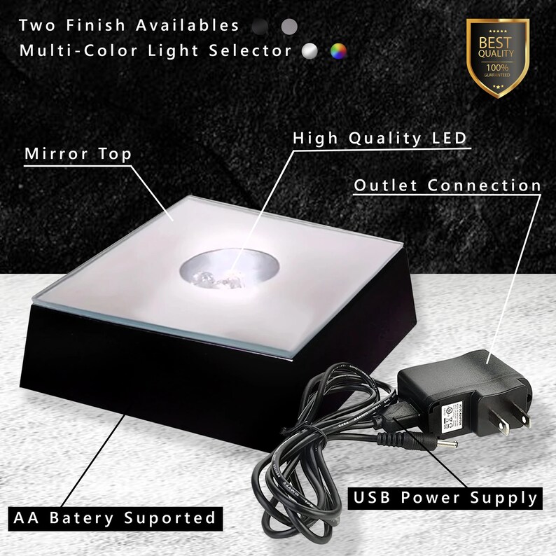 Puede incluir: Una base de visualizaci&oacute;n cuadrada negra con una parte superior de vidrio transparente y una luz LED blanca. La base tiene una fuente de alimentaci&oacute;n USB y una conexi&oacute;n de toma de corriente. La base tambi&eacute;n es compatible con bater&iacute;as AA. La base est&aacute; disponible en dos acabados: negro y plateado. La luz se puede cambiar a varios colores.
